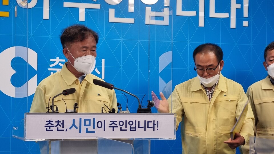 이재수 춘천시장이 지난 12일 긴급 기자회견을 열고 단수사태에 대해 설명하고 있다. (사진=MS투데이 DB)
