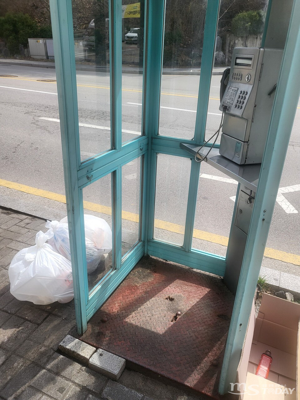 27일 춘천 효자동의 한 공중전화 부스 근처로 쓰레기가 버려져 있다. (사진=오현경 기자)